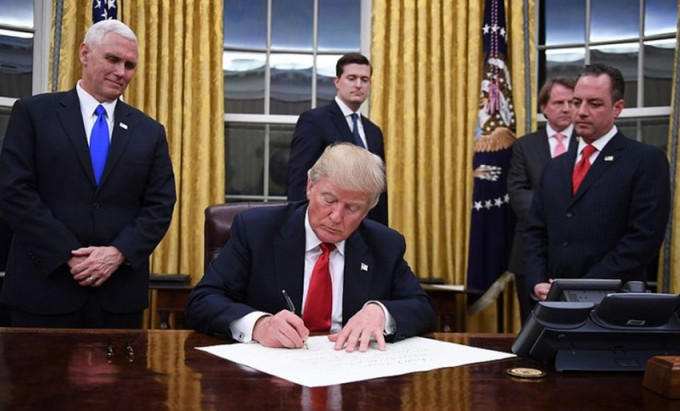 特朗普簽署首項行政命令。 WNEP