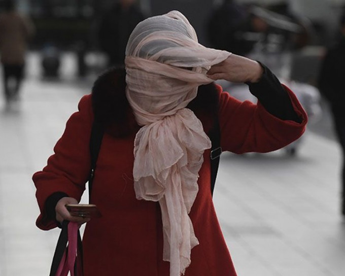 北京市民披上紗巾防風。網圖