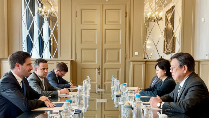 商务及经济发展局局长丘应桦（右一）在匈牙利布达佩斯与匈牙利外交与对外经济部副部长马加儿．李文德（左一）会面，了解匈牙利的经济发展。
