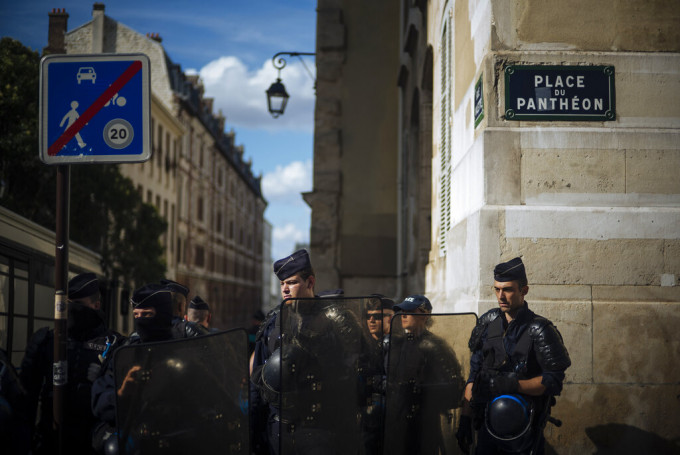 法國當局今夏動員4000名警察及憲兵加強保安，巴黎更特別加強安全措施。 AP