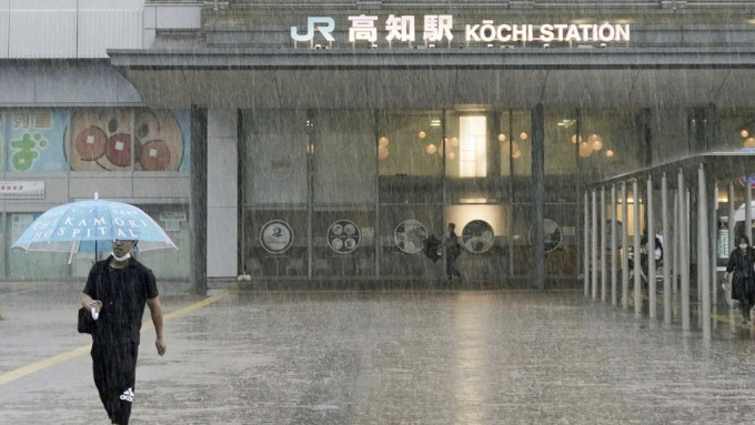 台风玛娃（Mawar）逼近日本﹐高知县周五横风横雨。 美联社