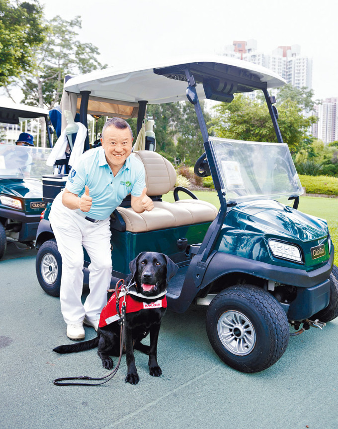 志伟支持香港导盲犬服务中心。