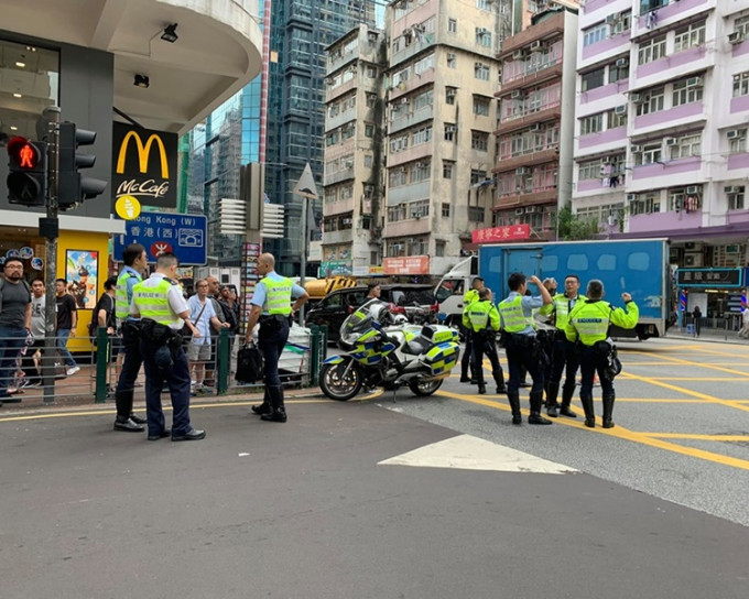 大批警員到場調查。圖:網民Kevin Kwan‎香港突發事故報料區