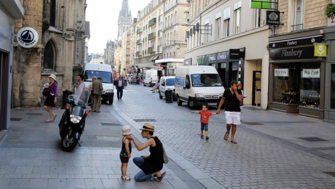 布鲁塞尔圣皮埃尔街（Rue Saint-Pierre）。 路透社