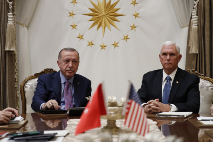 率團到訪安卡拉的美國副總統彭斯，與土耳其總統埃爾多安達成停火協議。AP