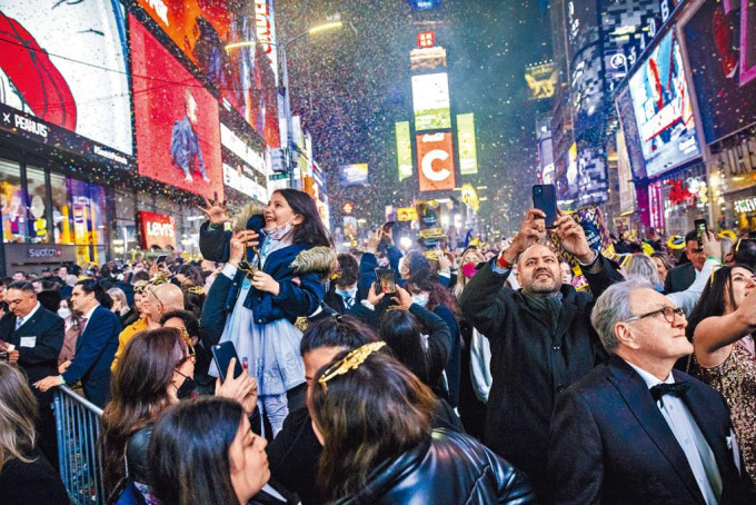 ■Omicron病毒压境下，纽约市时代广场仍举行跨年倒数活动，不少参加者都没有戴口罩。