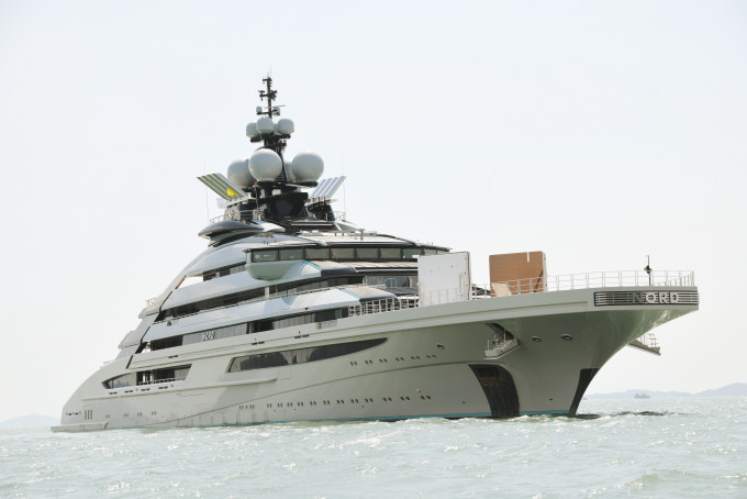 被指與俄羅斯總統普京關係密切，受歐美多國制裁的俄國第二大富商莫爾達紹夫的巨型豪華遊艇「諾德」（Nord）駛到香港停泊。