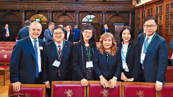 杜淦堃（右一）与陈泽铭（左二）及彭韵僖（左三）在伦敦出席「法律领袖讨论会」。