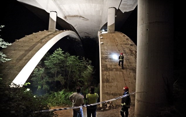 根据西班牙当地的法律规定，肇事地点的桥梁并不适合「笨猪跳」。