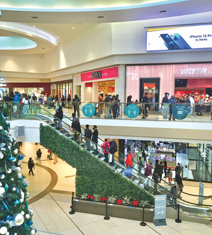 购物商场延长营业时间，不少市民趁星期一商户关门前选购物品。加拿大星岛日报图片