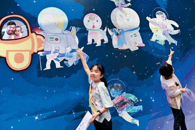 香港創科展設立六個互動專區，入場的小朋友邊玩邊學 STEAM。