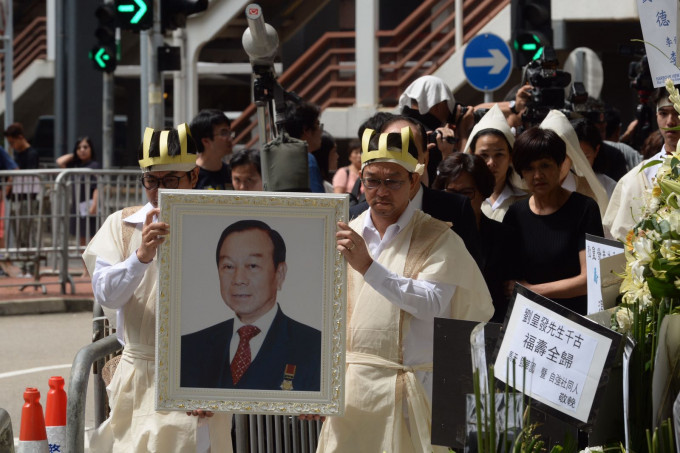 劉皇發的兩名兒子劉皇發遺照步上靈車。