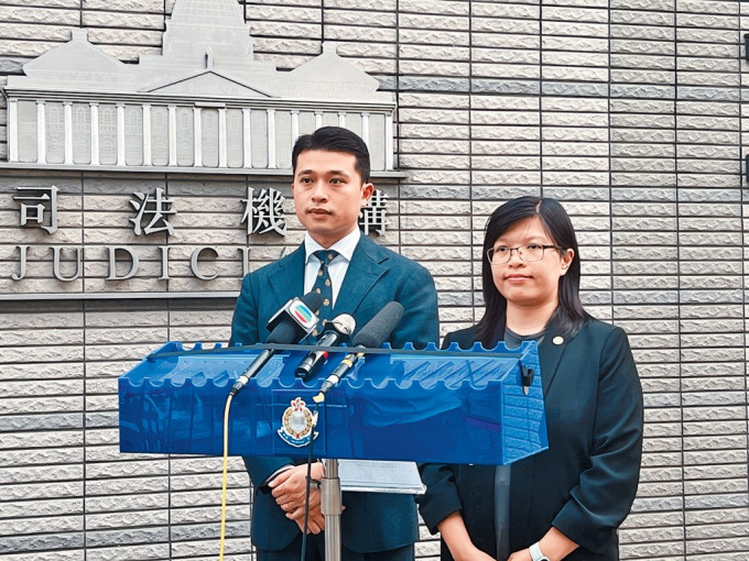 黎柱鋒（左）指警方為提升對騙徒的阻嚇性，會就所有由區院審理的同類案件申請加刑。