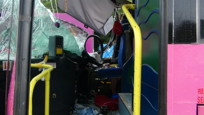 旅游巴车头严重损毁。