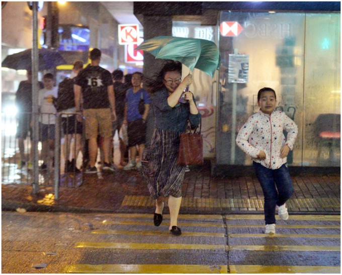 預料高達每小時100公里或以上的陣風繼續吹襲香港。