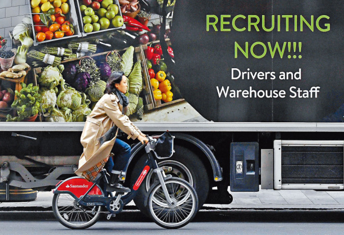 倫敦一輛貨車的車身，刊登有招聘司機和倉務員的廣告。　