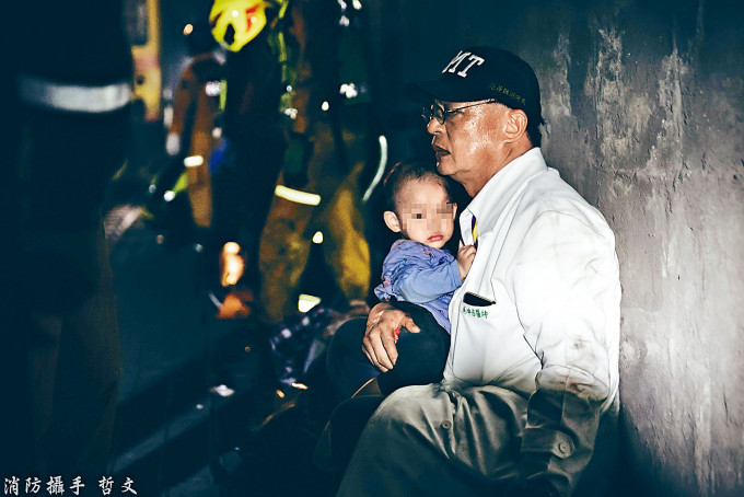 ■漆黑隧道现场，白袍医师吴坤佶紧抱孩童照片令人动容。