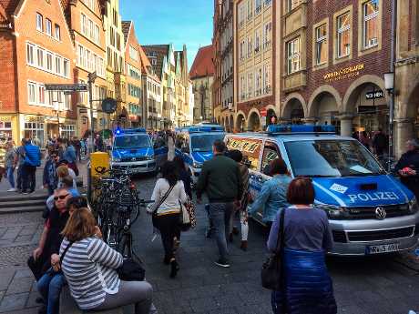 一部货车今天在德国西部明斯特市市中心冲入多家餐厅。AP