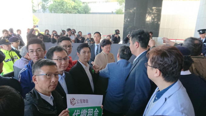 公屋联会约10人趁行政长官林郑月娥出席行政会议前，到特首办门外请愿。