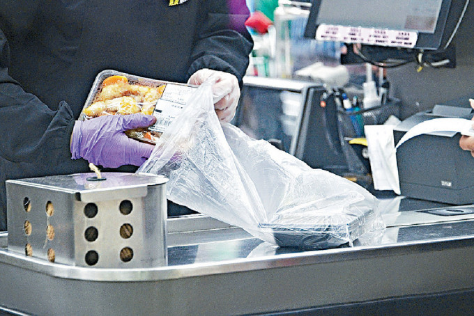 膠袋徵費優化措施實施首月，環保署巡查了1800零售點，並發出7個口頭警告。資料圖片