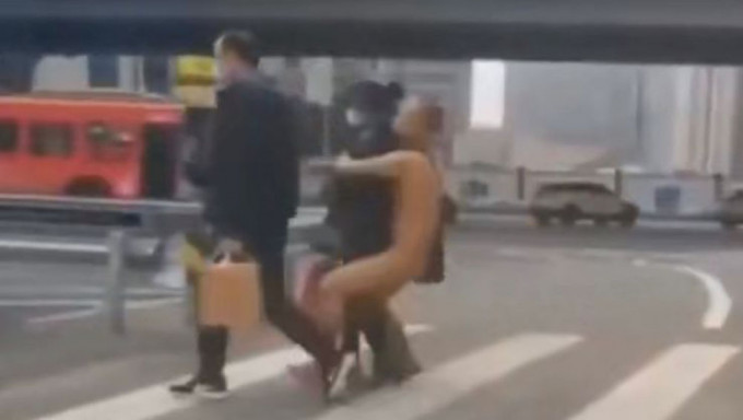 網傳裸男馬路上強抱女子後逃離。