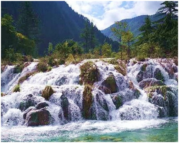 专家在诺日朗瀑布景区发现新的瀑布景观。