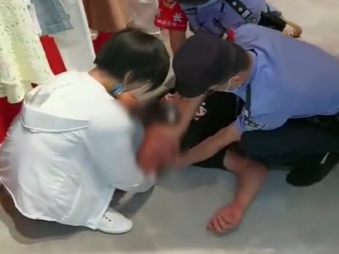 合肥一男子被女友「扮自杀」气得晕倒，现场民警即以CPR急救。影片截图