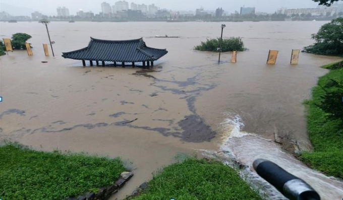 位于南韩忠清南道公州市的公山城「挽河楼」惨遭泛滥的锦江水淹没。  图：南韩文化财厅