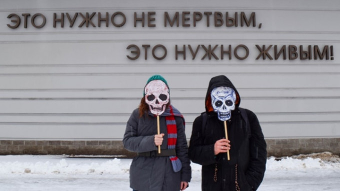 俄羅斯行為藝術團體「死黨」到普京雙親墳前「告狀」反戰。網上圖片