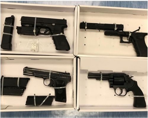 警方檢獲的一批仿製槍械及組件。資料圖片