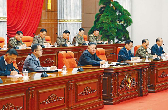金正恩(中)周二在平壤出席劳动党政治局扩大会议。