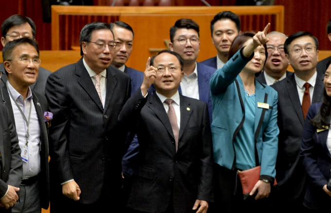 王志民(前排左三)年初应邀赴午宴及参观立法会综合大楼。资料图片