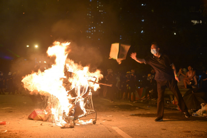 人民日报批评香港一些激进暴力分子依然以反对修例为幌子，持续制造暴力事件。资料图片