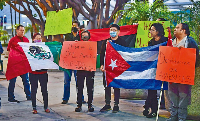 洛杉矶示威者抗议美不邀请古巴等三国参加美洲峰会。