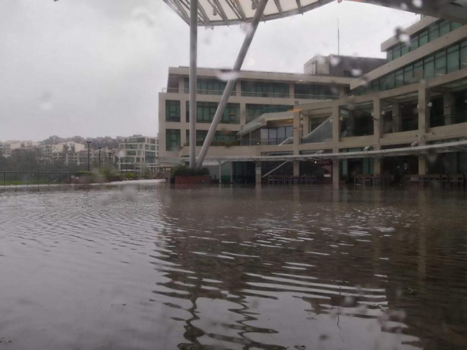 「山竹」吹袭期间，教育大学出现水浸。