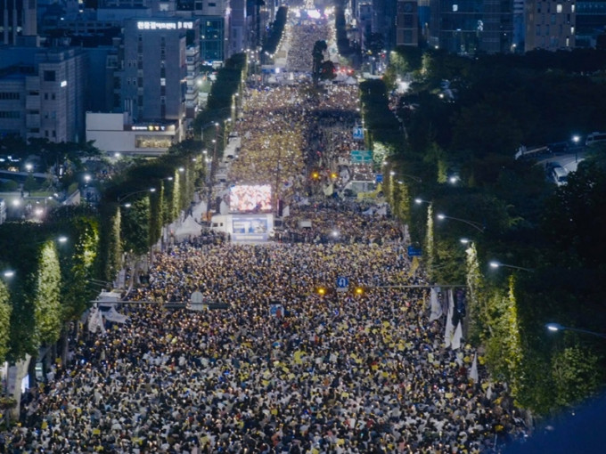 南韩150万民众在首尔中央地方检察厅大楼前，举行第七次要求检察机关改革的烛光集会。　网图