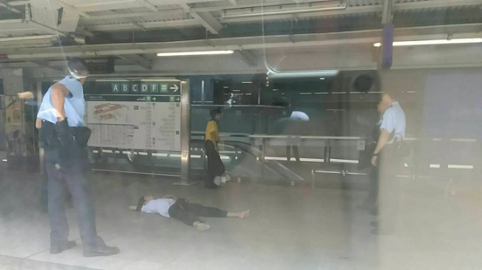 醉酒女子倒臥月台。香港突發事故報料區圖片