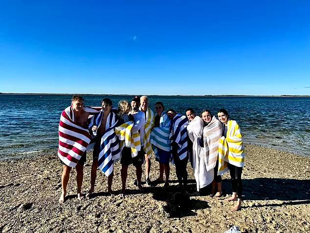 拜登感恩节与家人到海边戏水，众人都披上大毛巾。网上图片