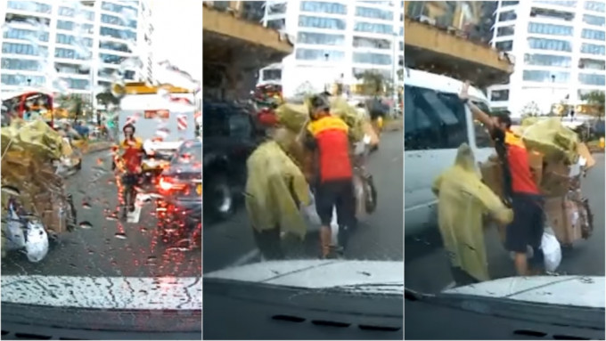 有速递员目睹有老妇在下大雨时在马路推车，随即下车协助对方过路。FB影片截图