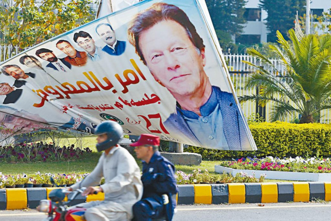 巴基斯坦国会外的总理伊姆兰汗宣传板。