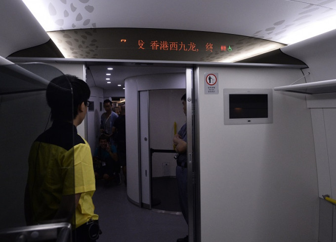 有報道指，高鐵列車試行廣州南站至西九龍站，全程要1小時18分，比港府宣稱的多半小時。資料圖片