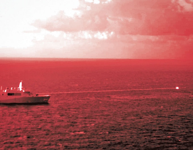 ■美国海军红外照片显示「波特兰号」军舰，向亚丁湾一个目标发射激光武器。 