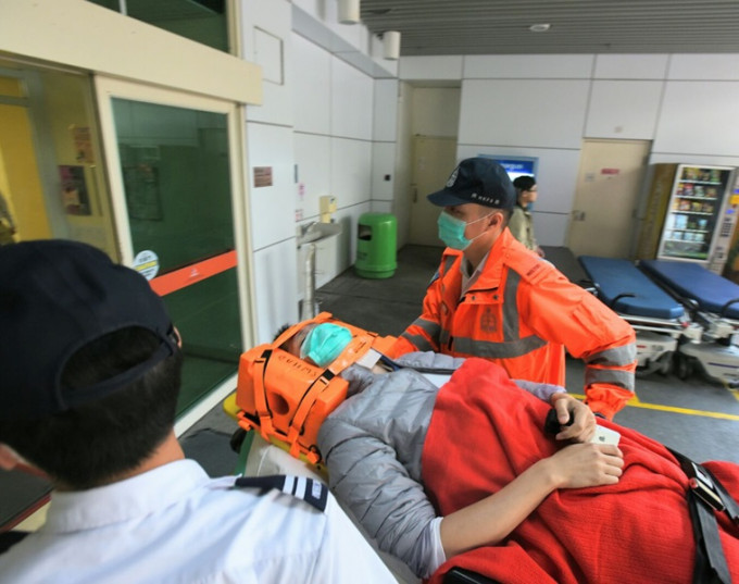 數名傷者送至東區醫院急救。
