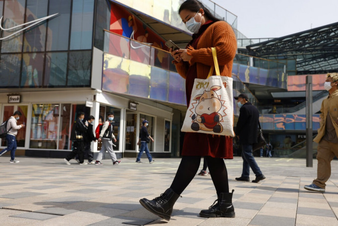 內地官方媒體點名批評多間國際服裝品牌，去年發表聲明抵制新疆棉花。AP圖片