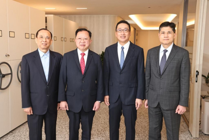 從左至右：邵氏基金主席助理李國權，物業部總監陳東岳，陳偉文主席，邵氏基金CFO郭樹偉。