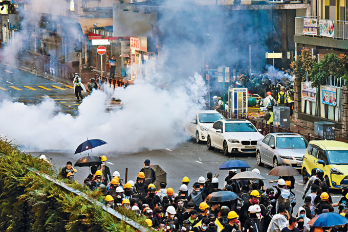 2019年荃葵青大游行，防暴警施放催泪弹驱散。