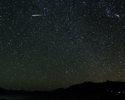 獵戶座流星雨明晚劃破夜空，每小時最多20顆。資料圖片