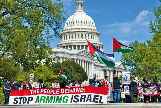 众议院上周六表决援助以色列、乌克兰等法案之际，巴勒斯坦支持者在国会山庄外示威，要求「停止武装以色列」。