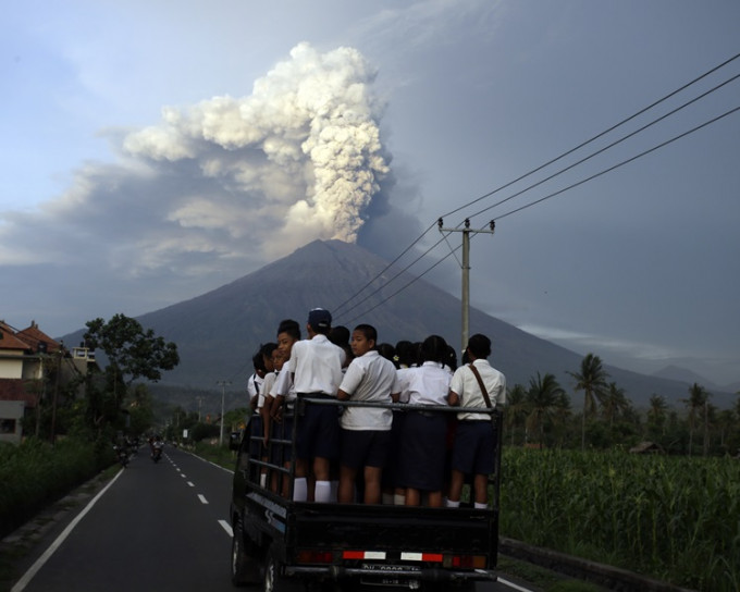 峇里阿貢火山續爆。AP