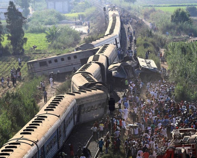 多列車廂被撞至出軌。網圖